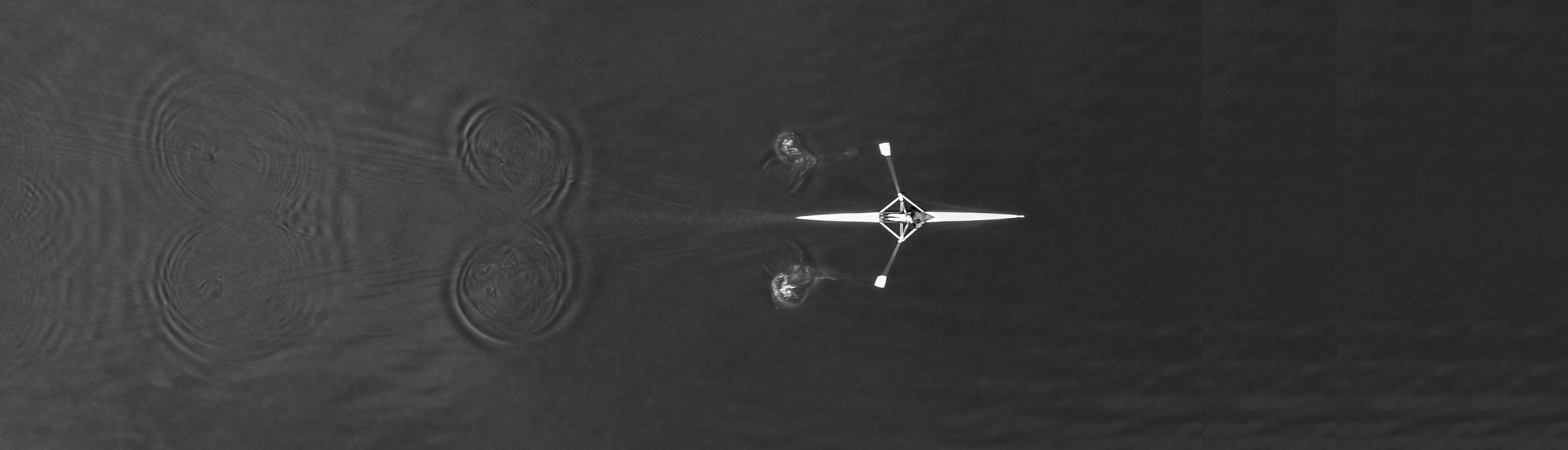 Skiff d’aviron vu du dessus sur l’eau, inspiration des tableaux d’aviron en relief Atelier Christophe-R